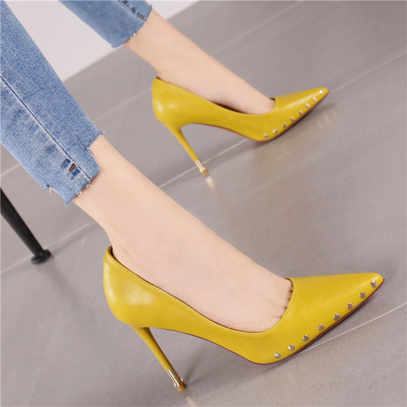 时髦精都爱穿细跟高跟鞋，拉长腿部线条秒变女神，尽显万种风情