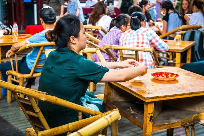 去成都旅行为什么一定要去茶馆喝盖茶?游客:来了不想走!