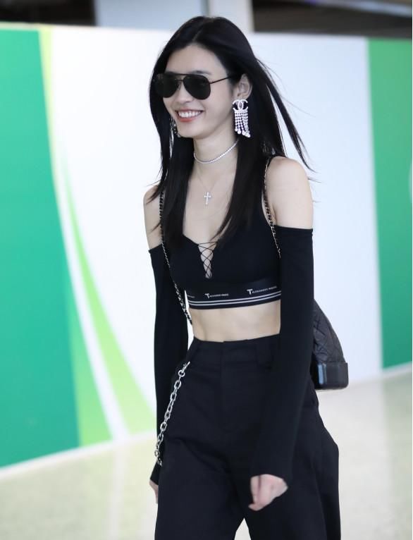 奚梦瑶再现清凉“小肚兜”，实力演绎当下最热的“内衣外穿”