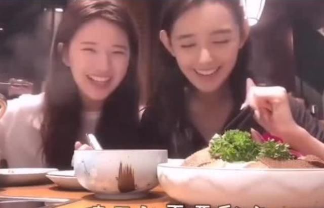 【漂亮】赵露思和蒋依依吃麻辣烫，两个人全是纯裸妆出境，果真漂亮美女只跟漂亮美女玩