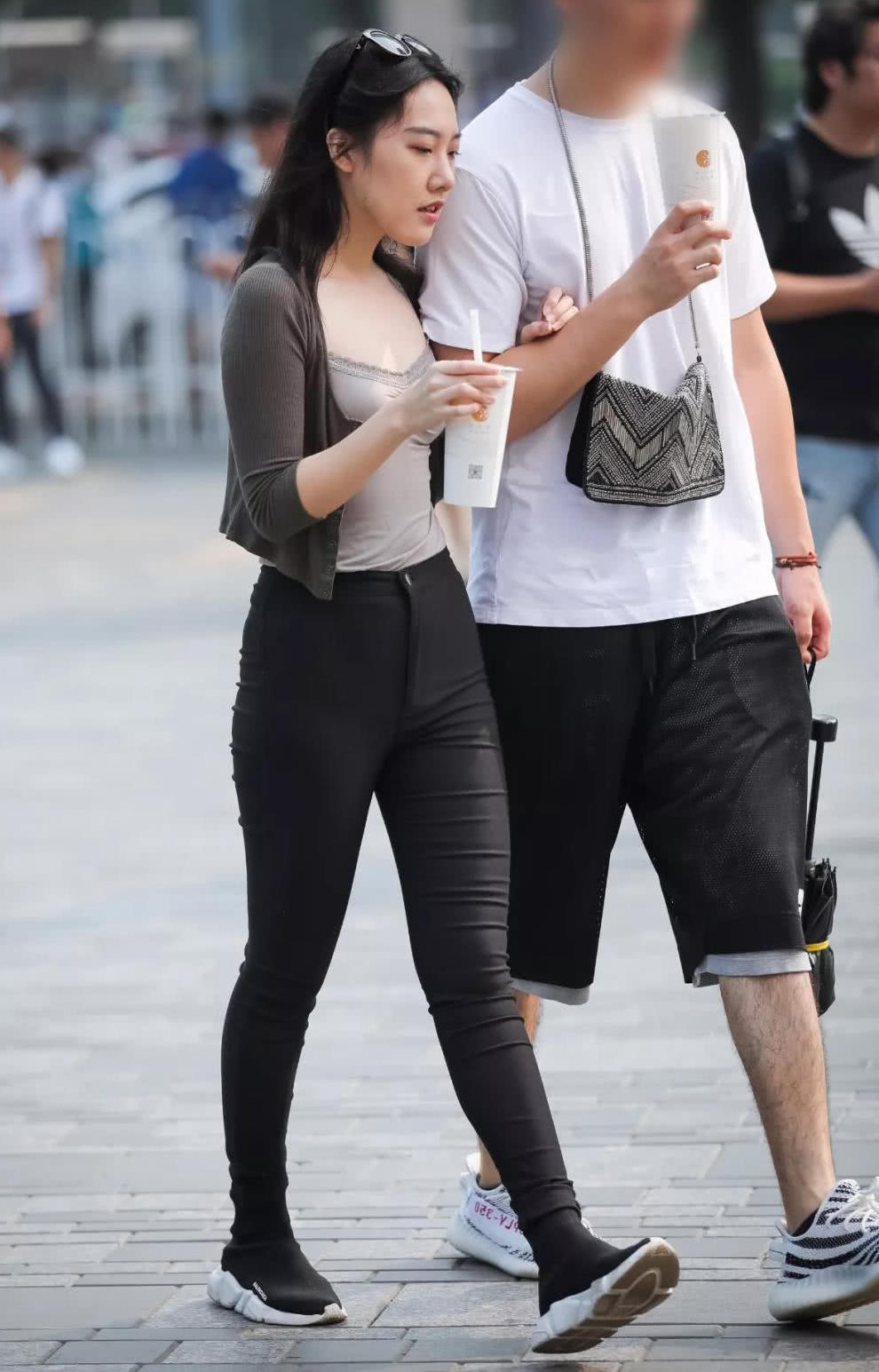 性感小姐姐身穿衬衫搭配紧身裤，完美的勾勒出小姐姐的臀线，十分