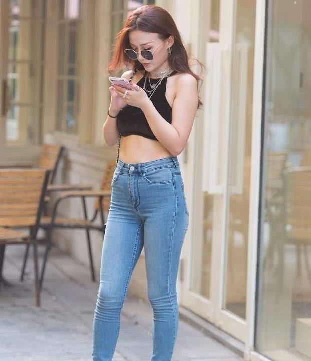 时尚又显个性的牛仔裤，修饰唯美身姿，更显靓丽与唯美