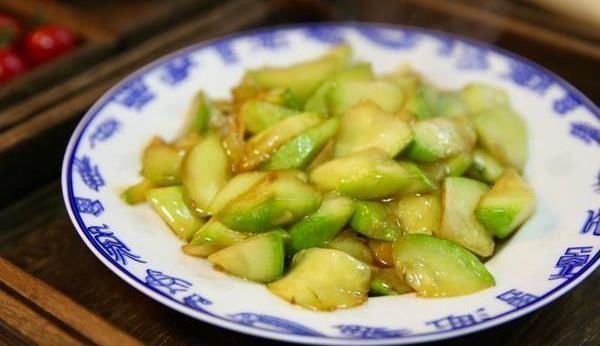  『喜欢』美食精选：青椒炒卷心菜丝，蒜香蒸青蛤贝，虾仁白菜，蚝油西葫芦