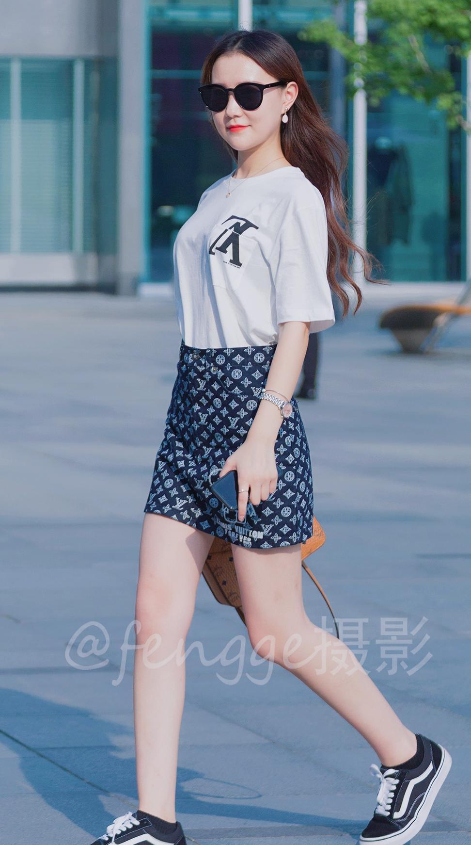 侧颜美才是真美，十张侧颜街拍中有两个女神，你发现了吗？