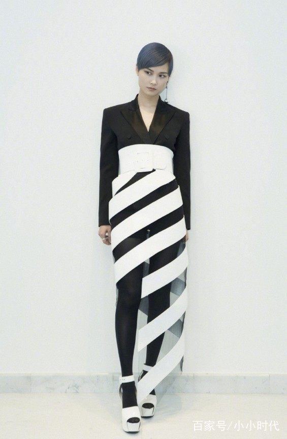 李宇春鱼嘴高跟配黑丝变身村口大妈,螺旋裙摆仿佛谁家卷筒纸掉了