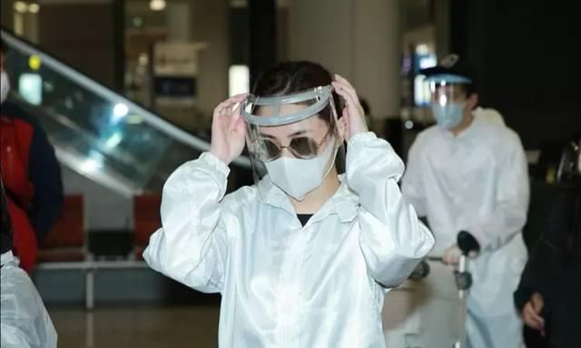  [严严实实]阿娇阿Sa穿防护服戴面罩,杨紫披雨衣加手套,明星开启复工模式防护措施哪家强？
