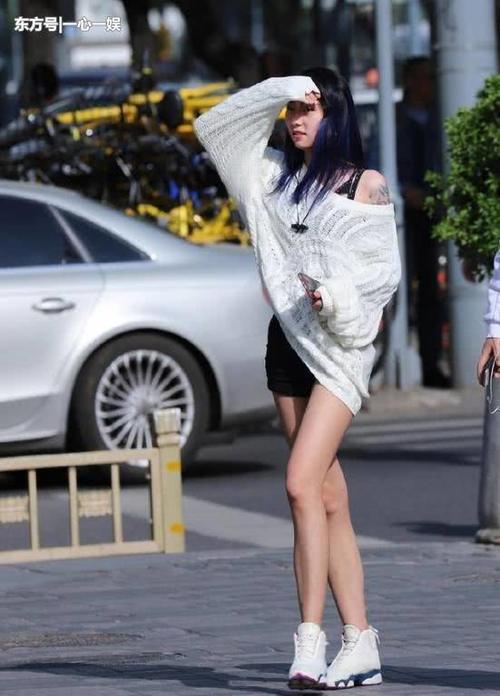 街拍：宁静柔和温柔的美女，时尚气质又清纯甜美！