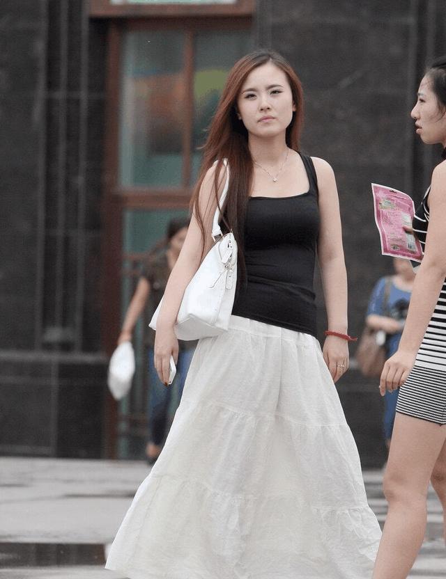 街拍：性感甜美的小姐姐，清凉的装扮养眼又显瘦！