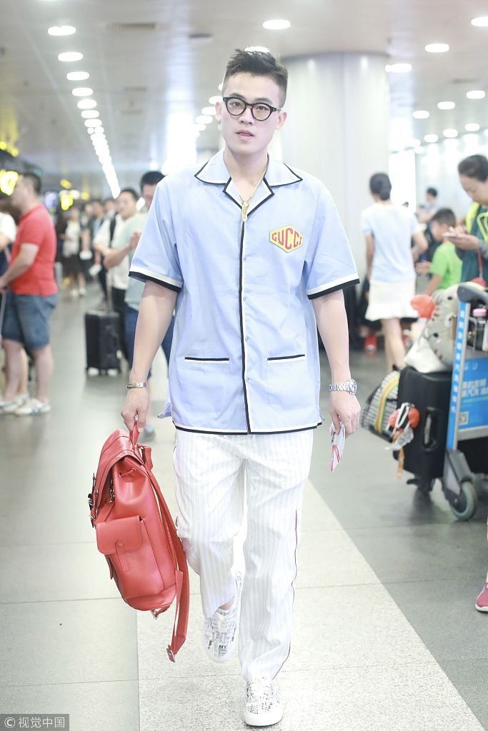 欧豪“睡衣风”亮相戴大金链子土豪范儿 架眼镜书生气拎红包吸睛