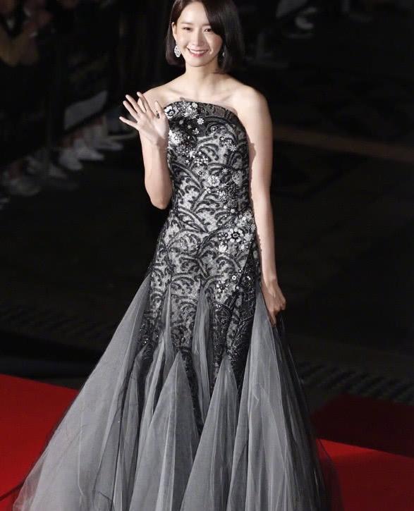 林允儿咋这样啊，裙子破了，内衬的薄纱都跑出来了，也不理一下！