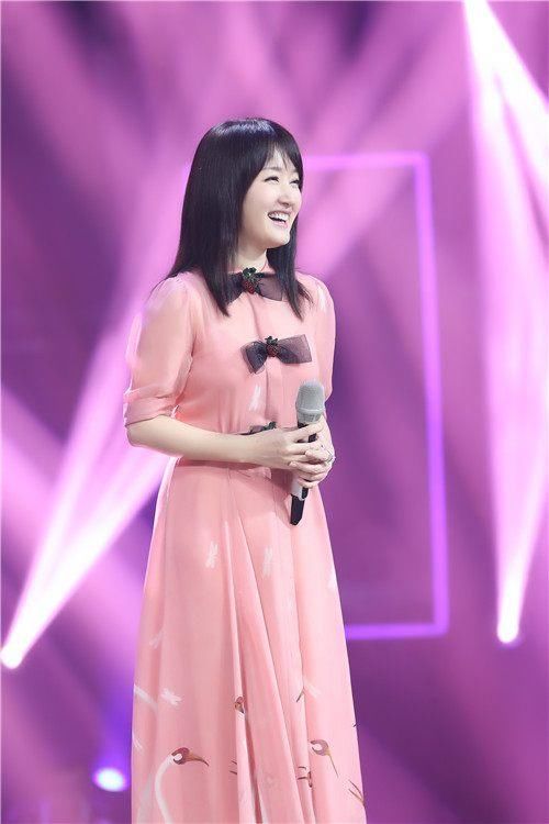 杨钰莹美得忘了年龄，穿薄纱防晒装仙气十足，网友：逆生长女神！