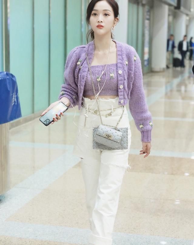  [粉色]吴宣仪真是太会穿了,粉色外套+白色短裤清新脱俗,少女感爆棚