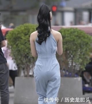 『连体』身穿连体裤的时尚辣妈,肤白貌美又时髦,妥妥的女神