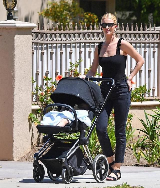 贝女郎罗茜运动Bra出街，大嫂气场和腹肌太惊艳，不愧是杰森女友