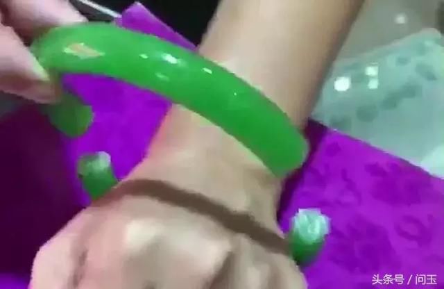 朋友圈疯传3000万元满绿手镯摔碎事件，网友质疑是真品还是炒作？