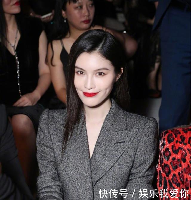 何穗现身时装周看秀，干练西装搭配明艳红唇，气场强，攻气十足