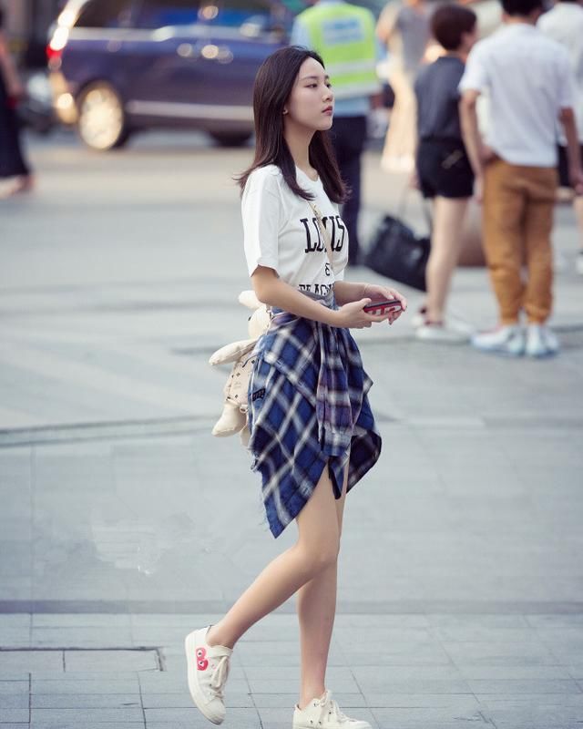 街拍 连衣裙加高跟鞋,这样穿不要太迷人!小姐姐 你看过来下好吗