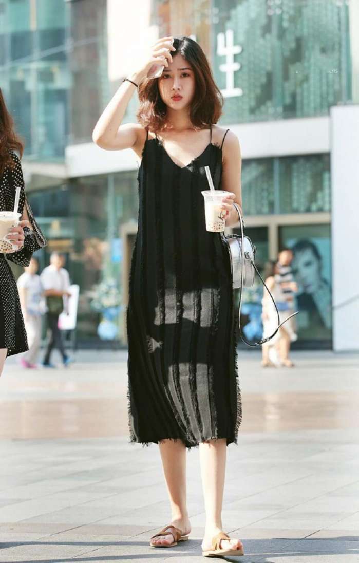 街拍: 紧身衫尽显完美身姿, 牛仔热裤展现高挑身材