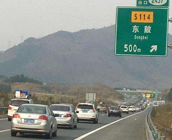 超车道没车走，为什么偏要挤到中间车道？因为不想倒霉