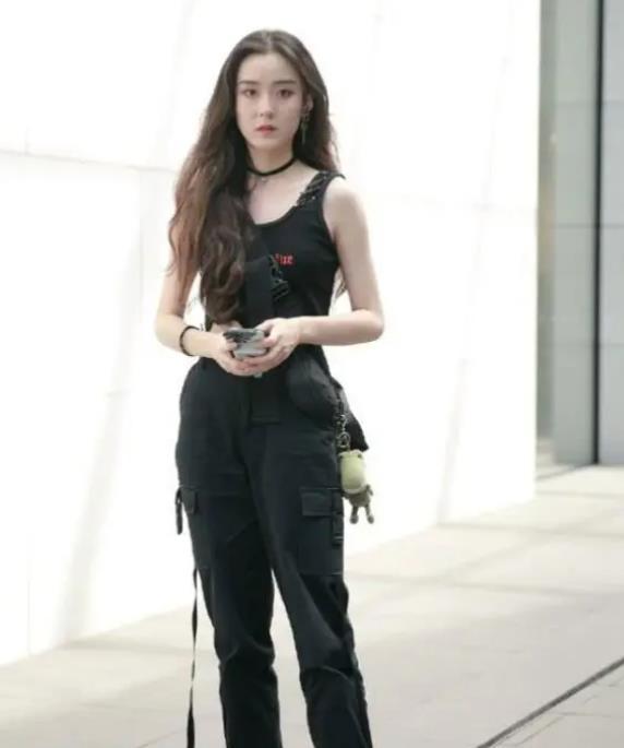 【女人味】街拍:肌若凝脂的美女,一条米黄色的连衣裙,时尚魅力女人味