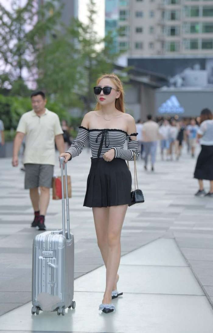 时尚街拍，美女一字肩搭百褶裙，就穿出了无限风情