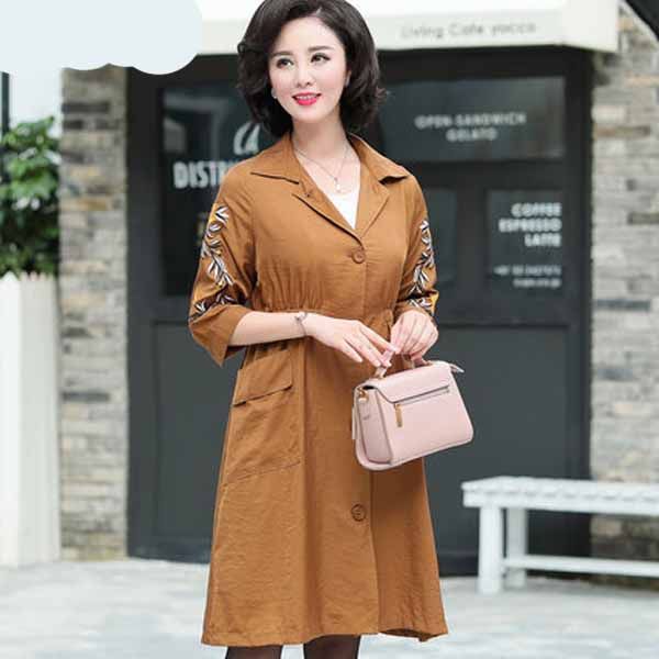 70后女人，一定要学会打扮!瞧下图这样穿，高贵精致女人味十足