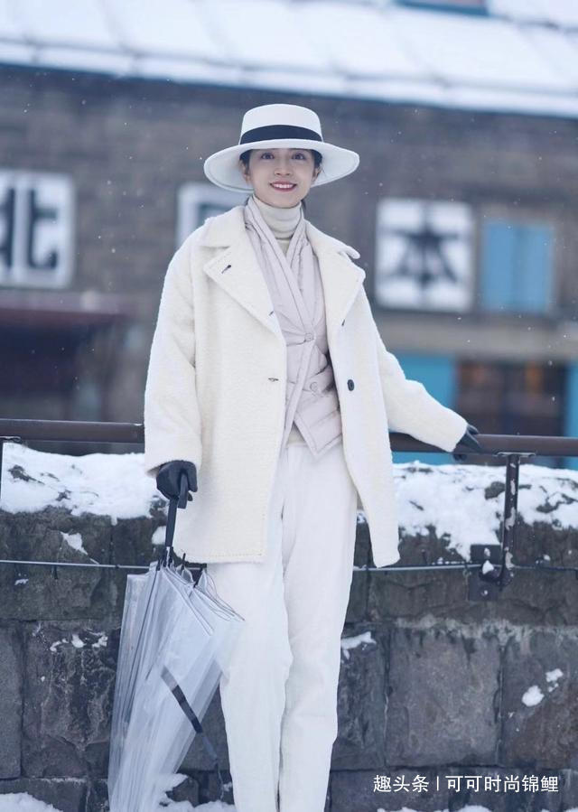  #冬季#真正懂时尚的女人，很少穿小黑裤瞧三木博主穿搭，显腰细腿又长