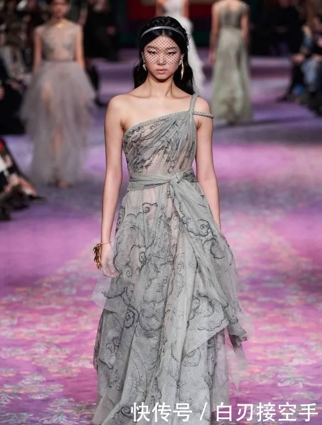  『花朵』2020开春 流行穿“开满花”的裙子，谁穿谁美！