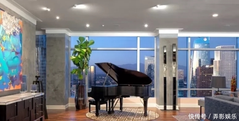 斯台普斯球馆是属于谁