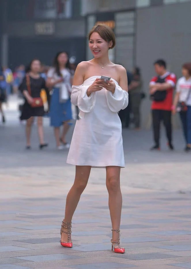 身穿白色抹胸连衣裤的小姐姐身材玲珑有致，网友道：裹着浴巾就出