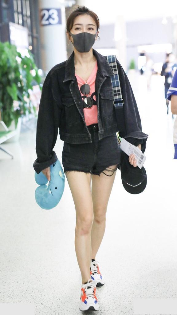 秦岚娜扎撞衫同款牛仔夹克衫，一个搭短裙，一个搭短裤，谁更美