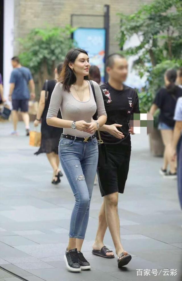 偶遇|街头偶遇欧美混血儿牛仔裤美女,身材一等一的,我喜欢!