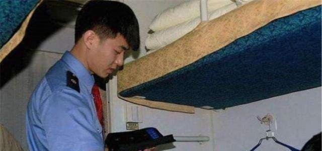  「乘务员」乘坐火车卧铺时，为何要把车票“收走”乘务员终于说