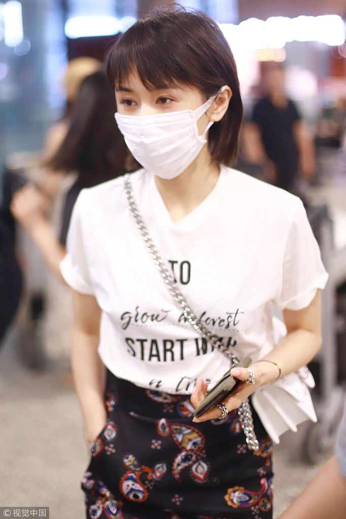 王子文白T配包臀裙身材娇小玲珑 口罩遮面撩发充满女人味