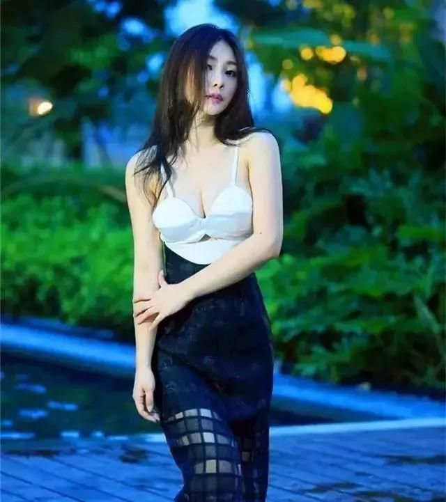 柳岩近日做客某节目，身穿开叉裙吊秋千，网友：身材真好！