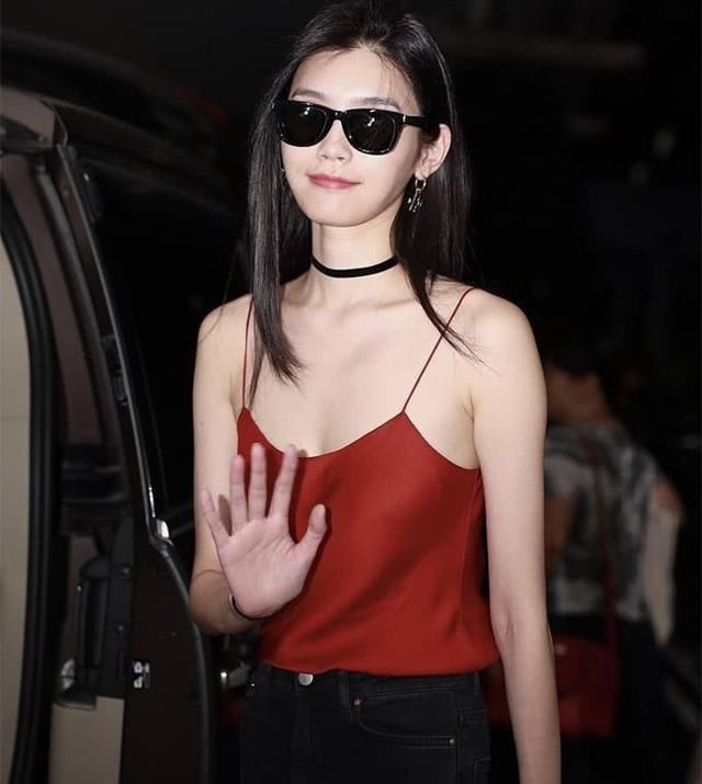 奚梦瑶亮相机场，吊带穿出“肚兜”的既视感，网友直呼不敢看