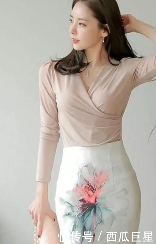 『 粉色』搭配浅咖啡色半身裙,彰显气质女人的魅力,藕粉色修身长袖