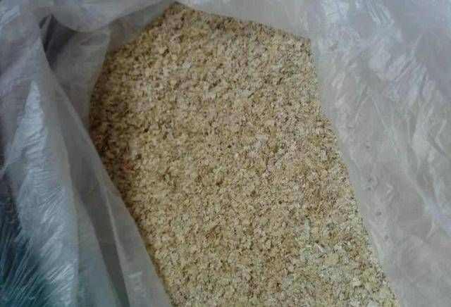  花生麸■节日期间，我们在家里做花肥，它充满了生育能力