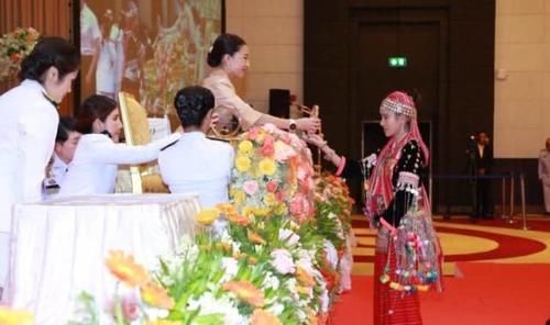 「粉色」41岁泰国帕公主出席庆典,金粉色套装显端庄,白色运动手表出戏