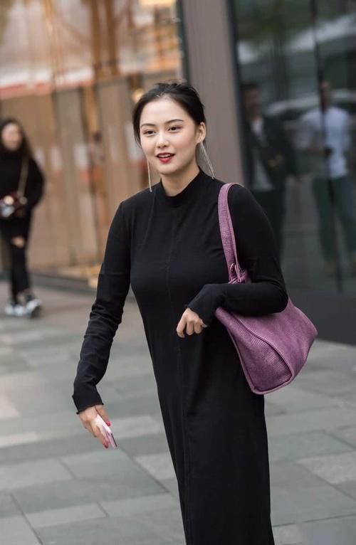  『挑选』好的材质更能带来高级感，连衣裙也要挑选好面料，时髦大气显身材