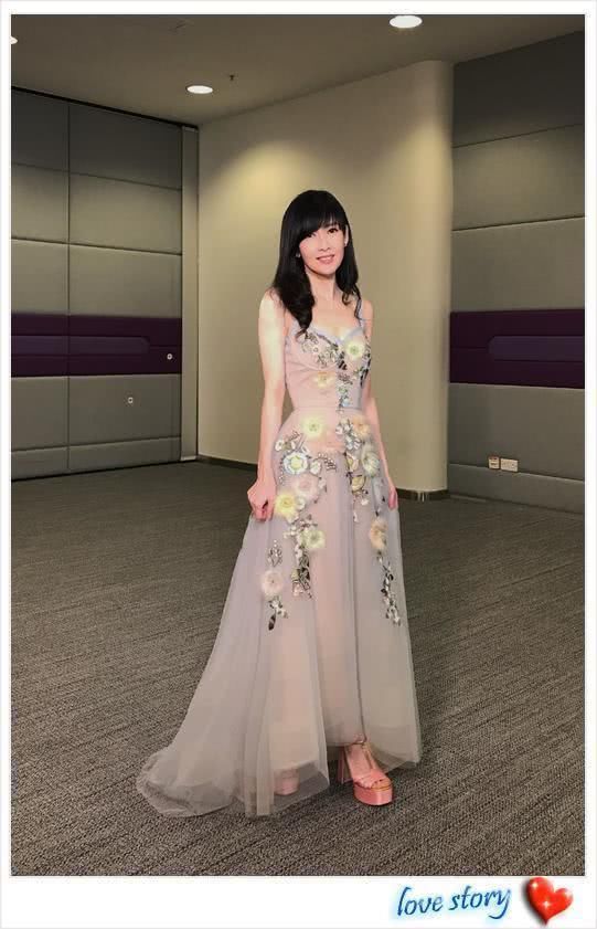 周慧敏终究是老了!小粉裙这么嫩的单品也掩盖不住美人迟暮的气息