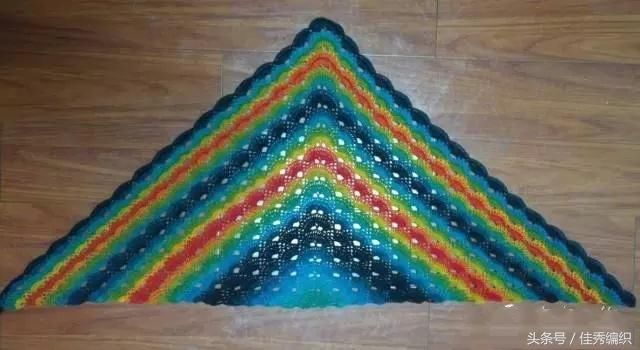 钩针编织教程图解 网红经典段染色三角形钩针披肩围巾大全 美极了