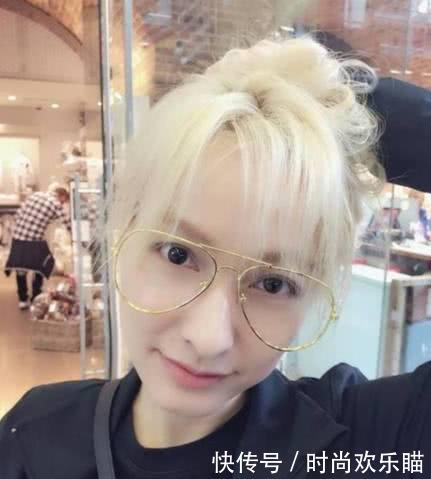 金丝眼镜，赵丽颖可爱，关晓彤老干部，吴昕时尚，而她则像个学生