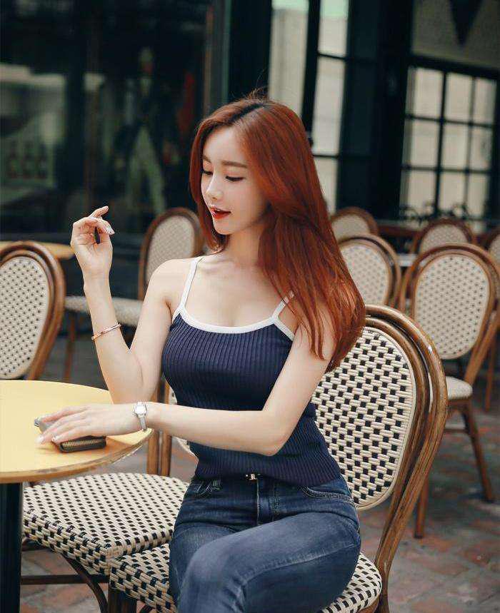 简简单单的自己穿着短裤, 透露出青春和时尚