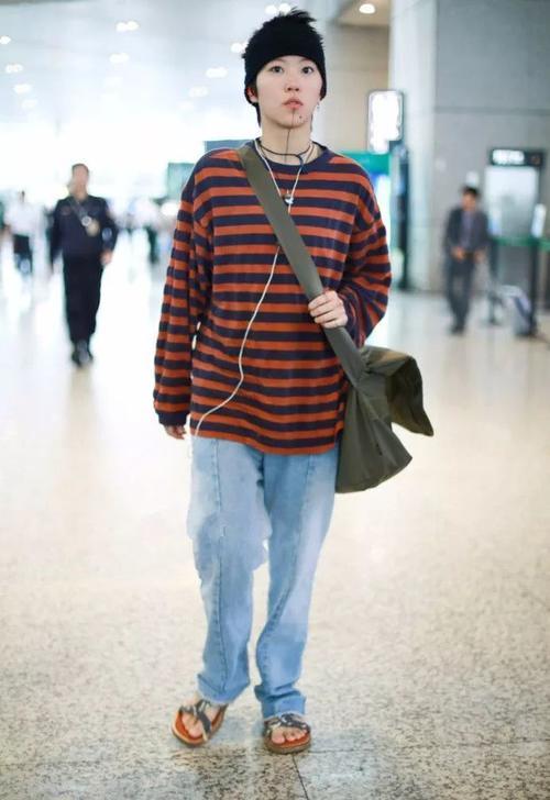 窦靖童穿什么裤子不好，非要穿这条！网友：三角区真是太抢眼！