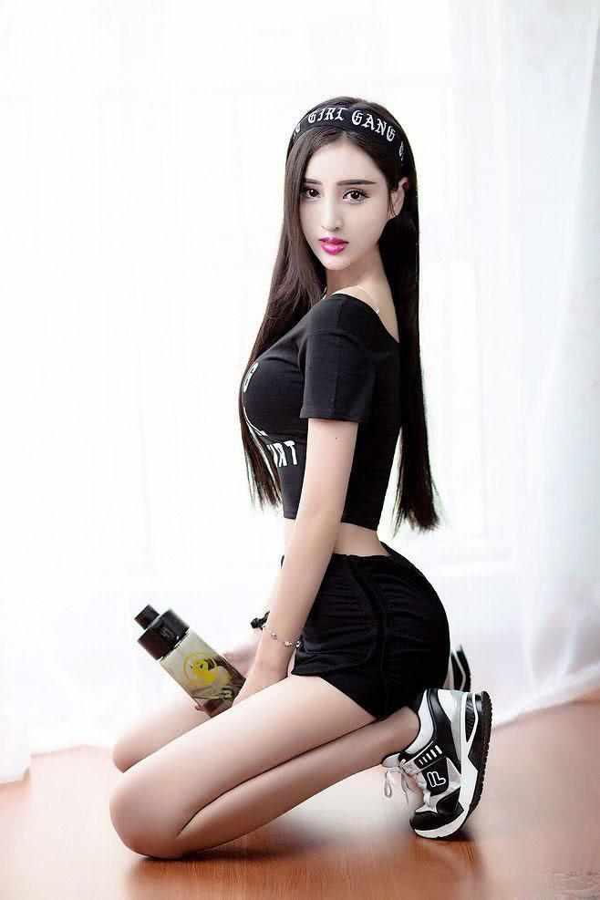 紧身裤优雅性感不容错过，增加不少的立体感，有着小轻淑女的优雅