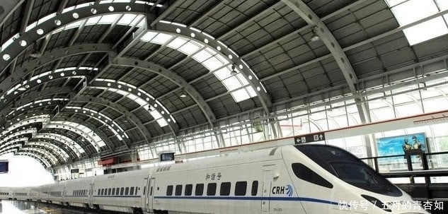 印度土豪首次来中国，刚坐上高铁就急了，还直言：我要下车？