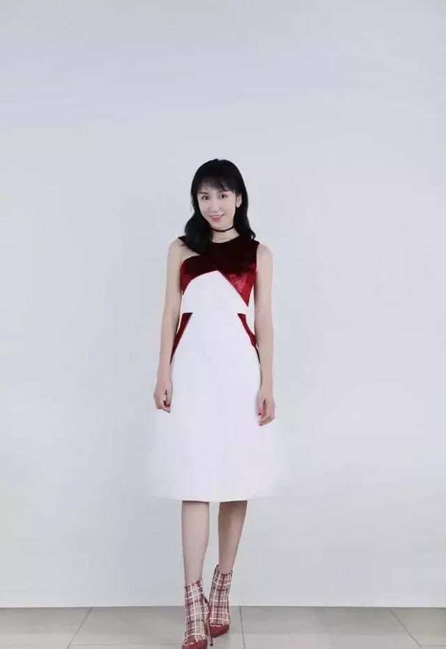 娄艺潇“马上”坐姿不雅，鞋子玩捆绑，流苏皮衣遮住大腿根