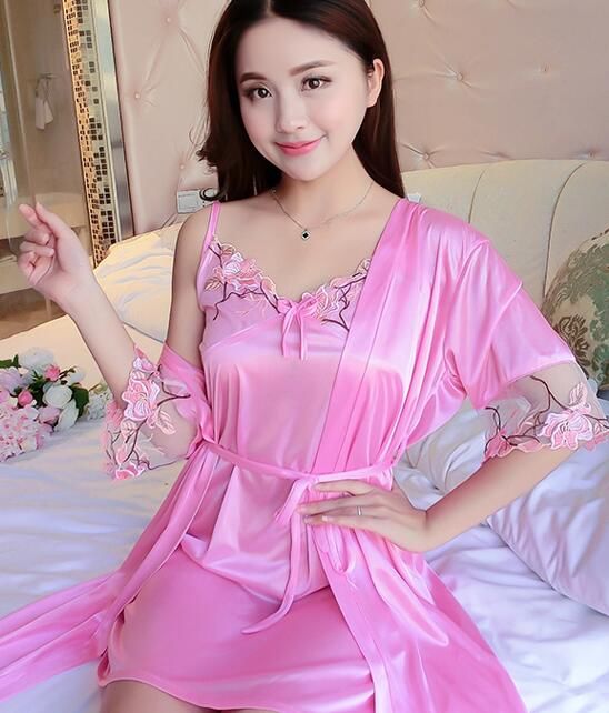 不得了!女人穿“透明衣”上街，网友:怎么可以这么牛