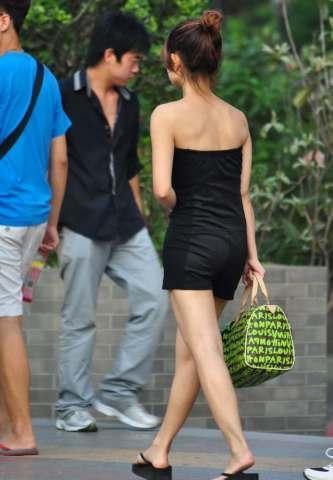 千万别再裙子配高跟鞋！看看下面女人这么穿，瞬间减龄时髦炸